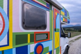 abstract painting spray on motorhome Berlin artist Kitra 
